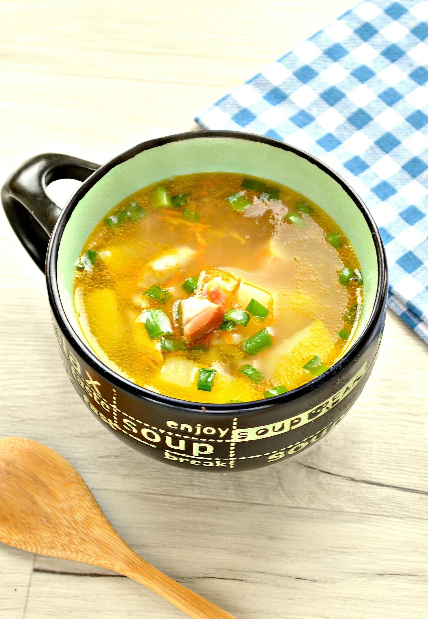 Суп гороховый с копченостями. Горох для супа. Гороховый суп с копченой курицей. Суп с горошком.