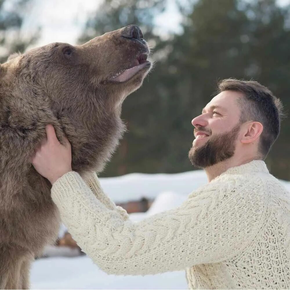 Мужчина медведь видео. Мужчина медведь. Фотосессия с медведем. Мужчина Медвежонок. Мужик и медведь.