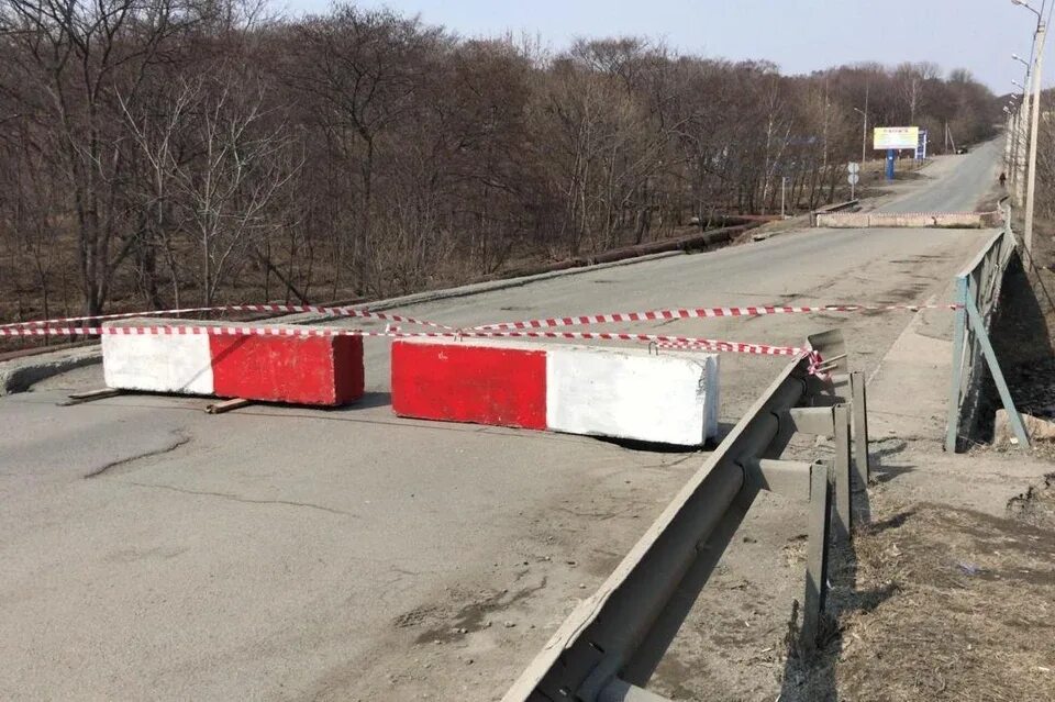 Мост Фокино Приморский край. Блок дорожный для перекрытия. Перекрыли дорогу блоком. Бетонный блок на дороге.