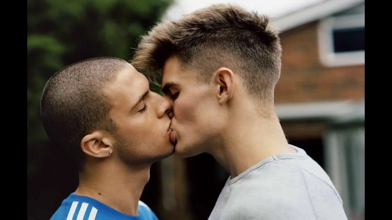 Мужчины целуются. Поцелуй двух мужчин. Однополый поцелуй. Парень целует парня.