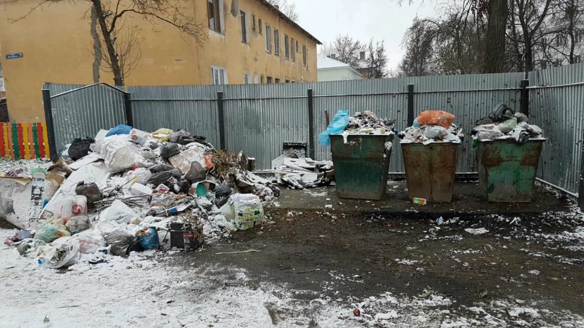 Фон мусорного бака. Помойка. Помойка фон. Мусорный бак на помойке. Помойка.