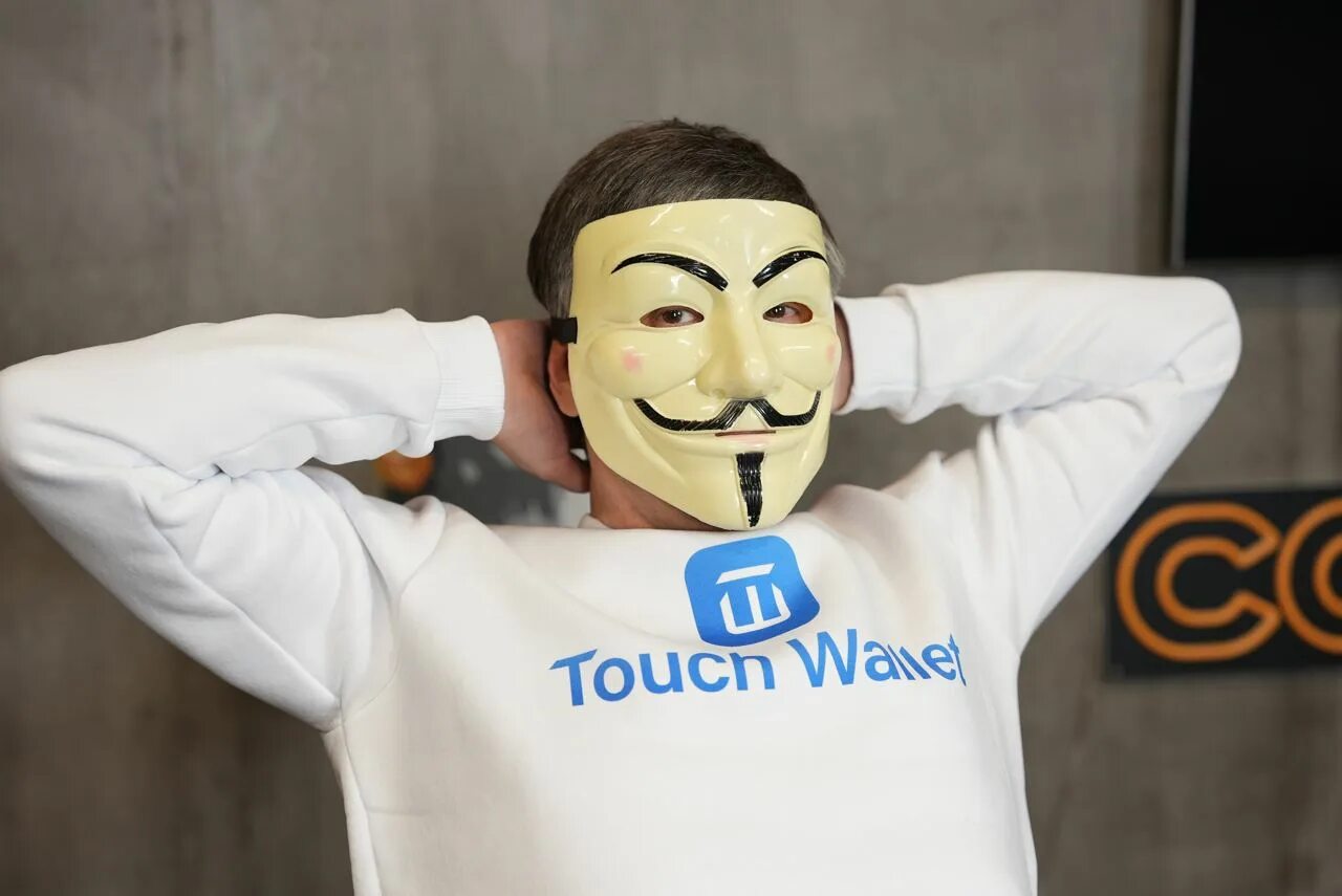 Мультичел сергей. Улыбающаяся маска. Маска неузнаваемая личность гай фокс. Белая маска с усами и бородкой. Маска мультичела.