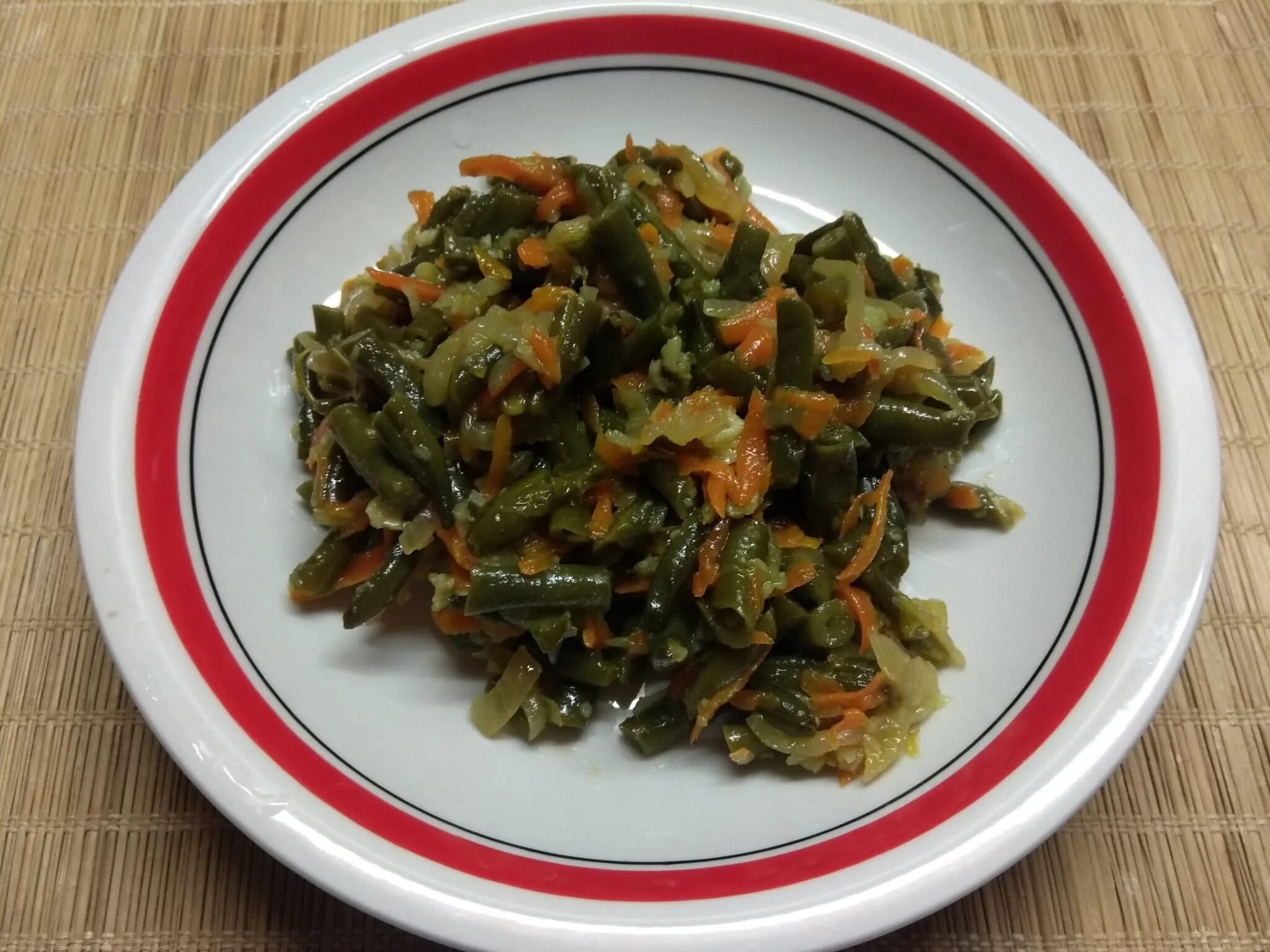 Стручковая фасоль с морковью. Стручковая фасоль, обжаренная с луком».. фасоль стручковая с морковью. фасоль стручковая с луком жареная. фасоль стручковая с морковью и луком.