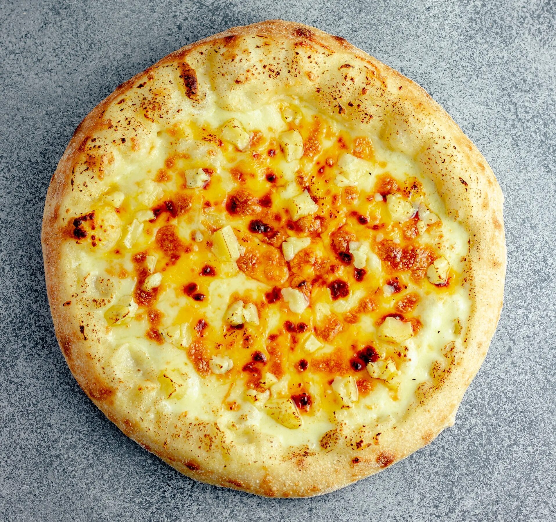 Пицца сырная. Пицца из сыра. Пицца с сыром и яйцом рецепт