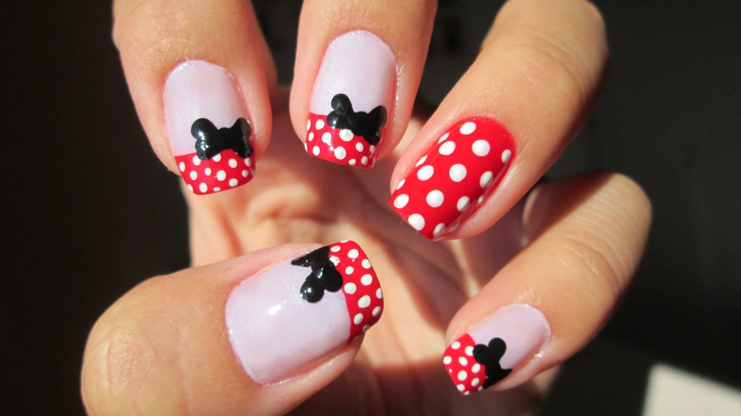 Ногти с микки маусом. Ногти с микки маусом. Маник с микимаусами. Ногти с микки маусом. Микки маус маникюр на ногтях.