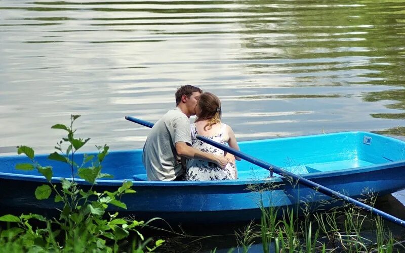 Плавать на лодке. Фотосессия в лодке. Парень с девушкой в лодке. Двое в лодке. Килограмм двое в лодке