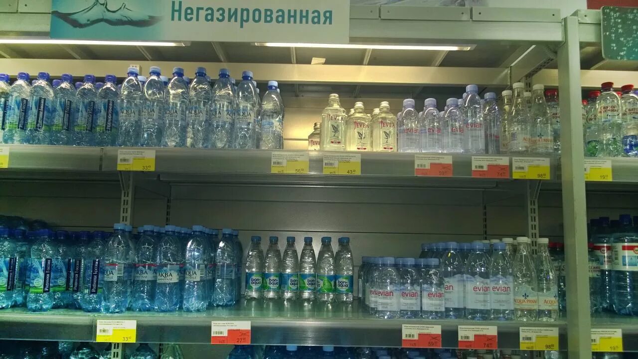 Минеральная вода в магазине. Выкладка минеральной воды. Выкладка воды в магазине. Витрина с водой. Купить магазин в минеральных водах