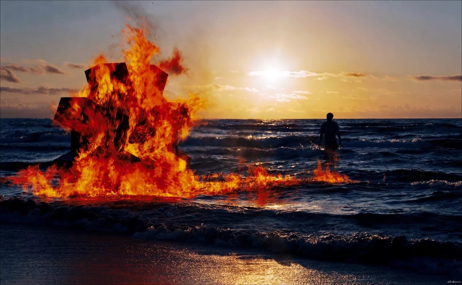 Вода горит. Огонь и море. Огонь и вода. Огонь на фоне моря. Огонь в океане.