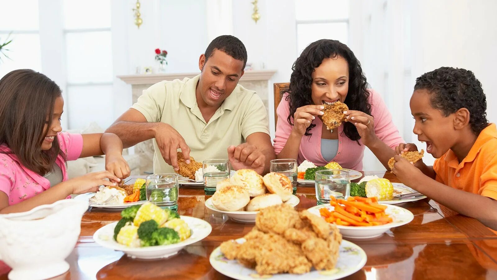 They were eating. Семейный обед. Семейный обед на 5 человек. Сицилийский семейный обед. Обед с семьёй в Бразилии фото.