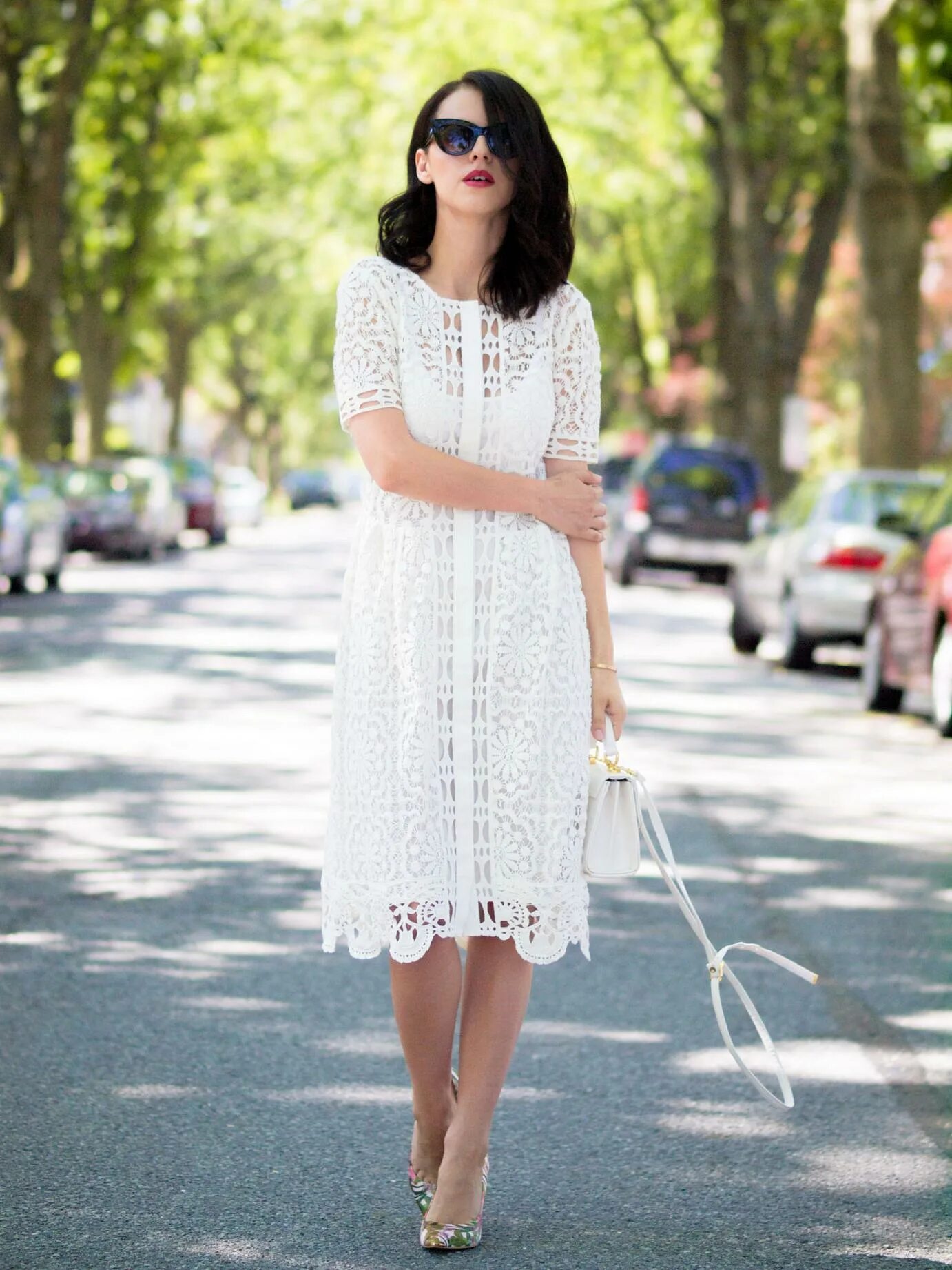 Белое кружевное вечернее платье. Образ для черного платья с кружевом. Стильные вязаные летние платья. Обувь под кружевное платье. Девушка в кружевном летнем платье.