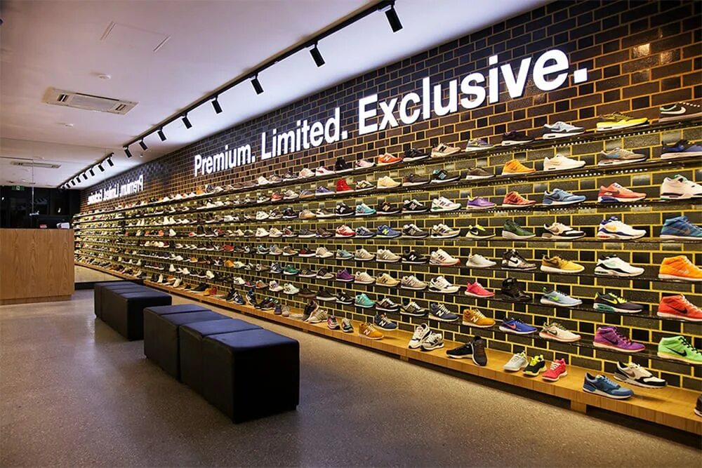 Best store us. Sneakers магазин. Сникерс стор. Sneaker Store. Сникерс шоп.