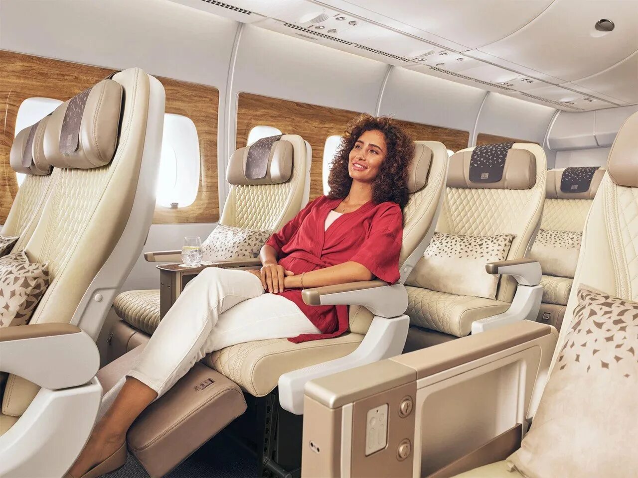 Emirates Fits Upscale Coach Class in A380s as Market Mutates - Bloomberg