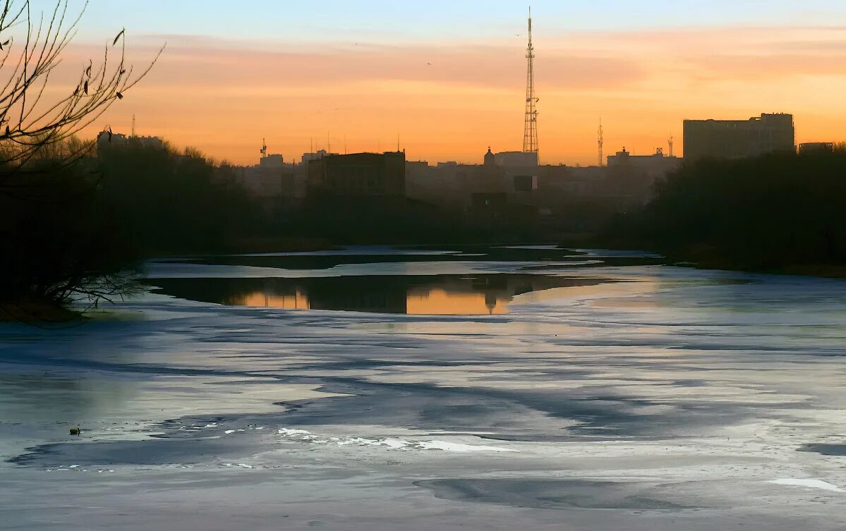 Река город костанай. Городская речка. Лед на Москве реке. Первый лед в городе. Первый лед картинки.
