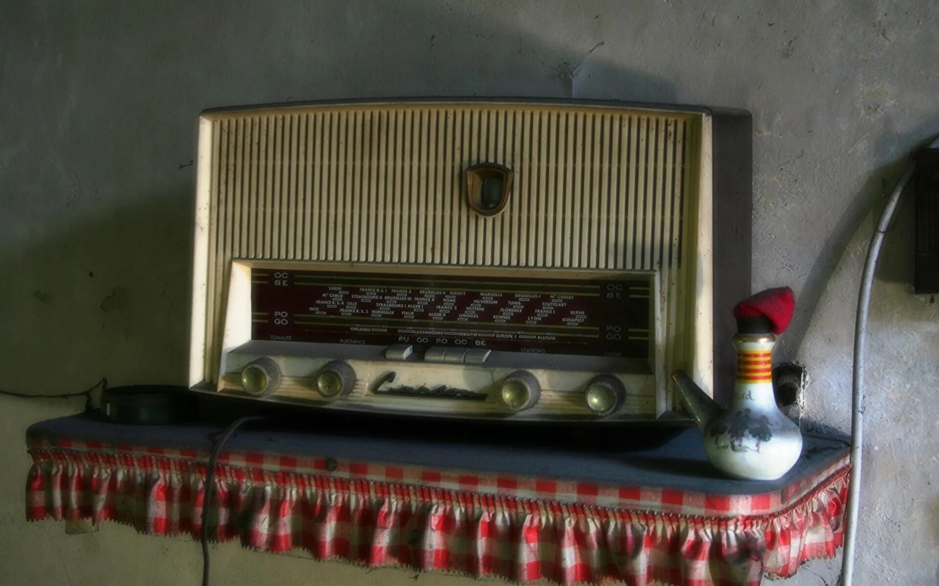 Старое радиоприемник. Радиоприемник СССР. Радиоприемник на столе. Радиоприемник Эстетика.