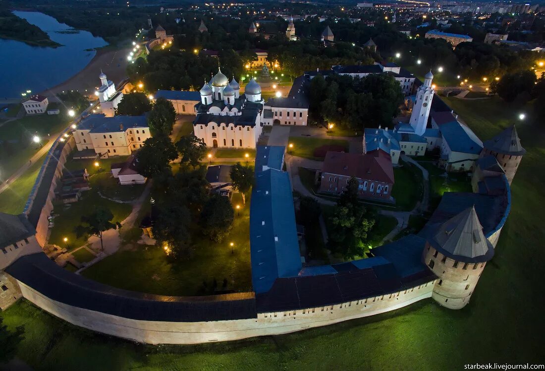 Душа великий новгород. Великий Новгород центр. Великий Новгород центр города. Новгород Великий Новгород. Новгородский Кремль.