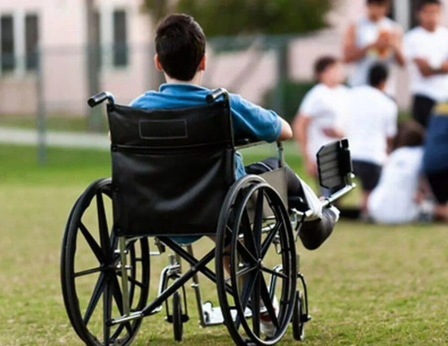 Дети инвалиды. Родители детей инвалидов. Инвалидное кресло для недееспособных. Помощь инвалидам. Недееспособный инвалид с детства