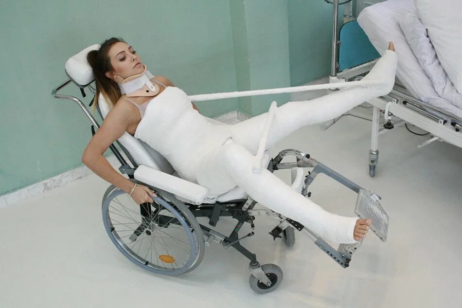 Полностью в гипсе. Перебинтованный человек в больнице. Девушка со сломанойногой. Полностью в гипсе. Человек полностью в гипсе.