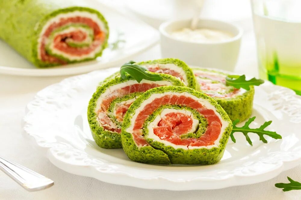 Рулетики со шпинатом и сыром. Рулет из шпината. Рулетики со шпинатом и сыром. Рулетики со шпинатом и сыром. Омлетные рулетики с авокадо.