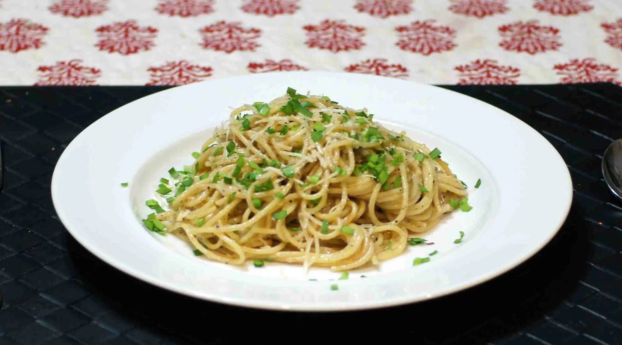 Cacio e pepe. Качо Пепе. Букатини Качо э Пепе. Паста Качо э Пепе. Спагетти Качо-э-Пепе со сморчками.