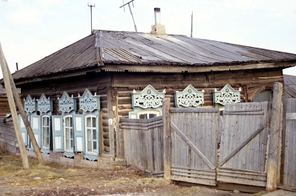 Дом на якутском. Улица чепалова якутск. якутские деревянные дома. современный якутский дом.