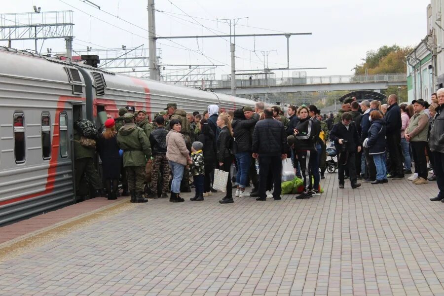 Вокзал саратов сегодня. Саратовский вокзал проводы мобилизованных. Саратов ЖД вокзал 2022. Мобилизованные на вокзале в Саратове. Мобилизованные на вокзале Тюмень.