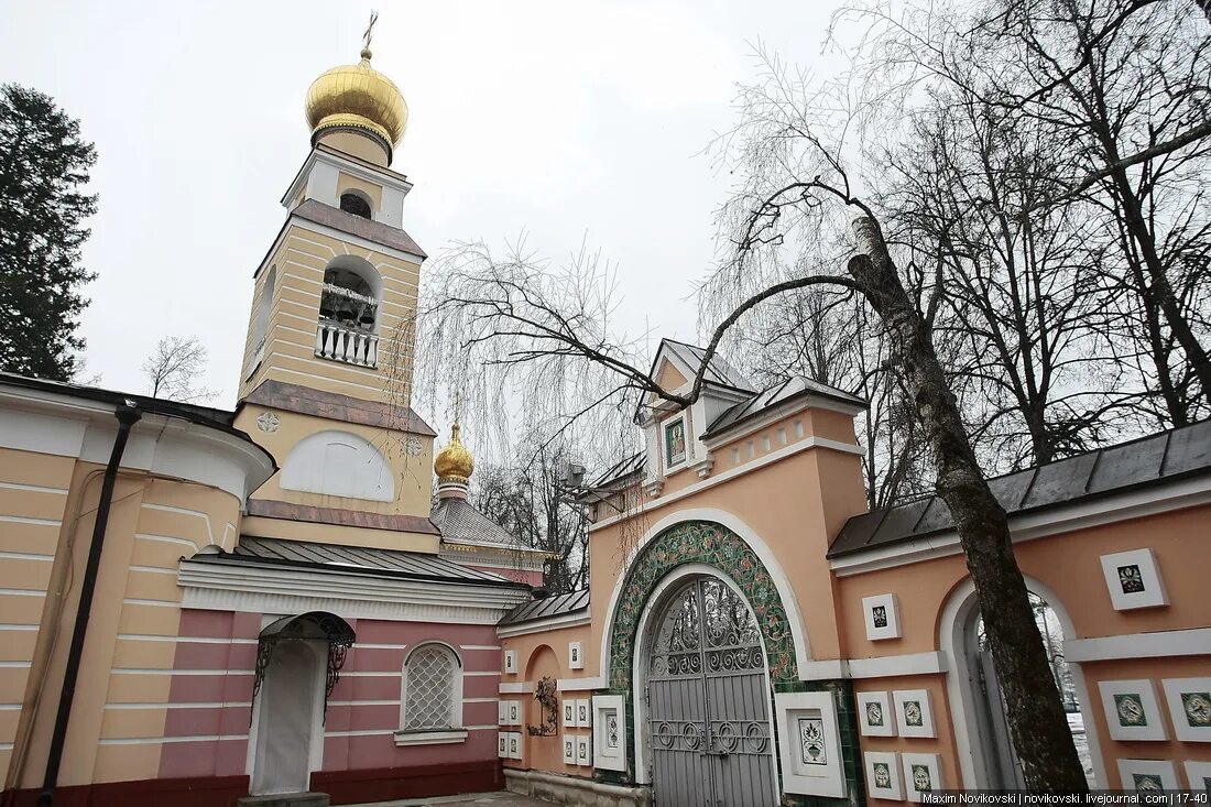 Преображения в лесном. Храм преображения господня в переделкино. спасо-преображенская церковь в переделкино. переделкино резиденция патриарха храм спаса преображения. храм преображения преображенская господня в переделкино.