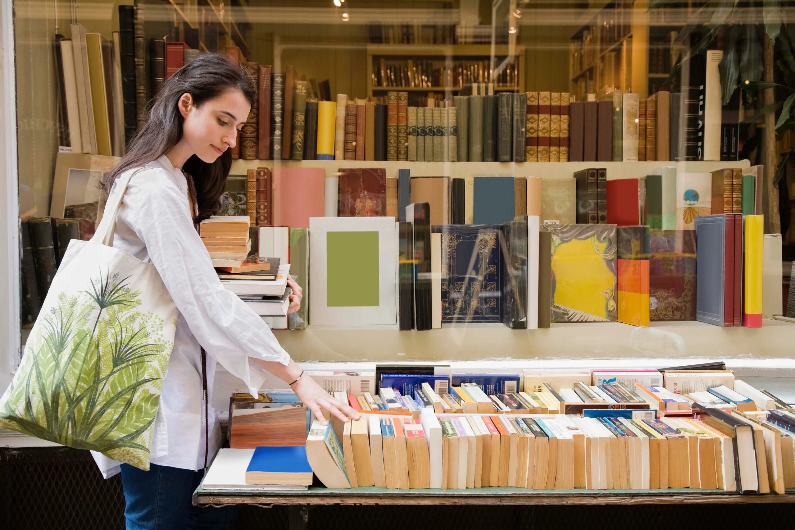 Покупатели в книжном магазине. Покупатель в книжном. Люди в книжном магазине. Продавец книжного магазина.