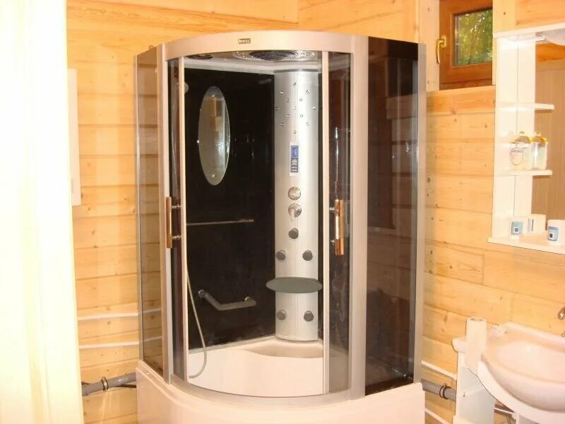 установка душевой в доме. душевые кабины в деревянном доме. душевая в деревянном доме. душевая кабина в бане в моечной. душевая кабина в бане.