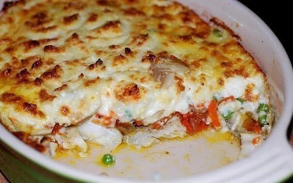 Картофельно-рыбная запеканка. Запеканка с рыбой и картошкой в духовке. Картофельный гратен с рыбой. Запеканка картофельная с рыбой и сыром в духовке. Запеканка с рыбой и картошкой.