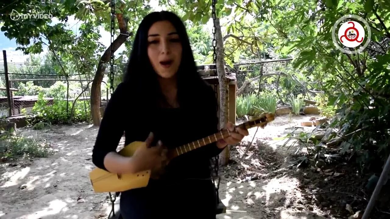 Грузинка девушка поет. Грузинские девушки поют. Сестры гогочури. Грузинка поет грузинском красиво. Грузинки поют.