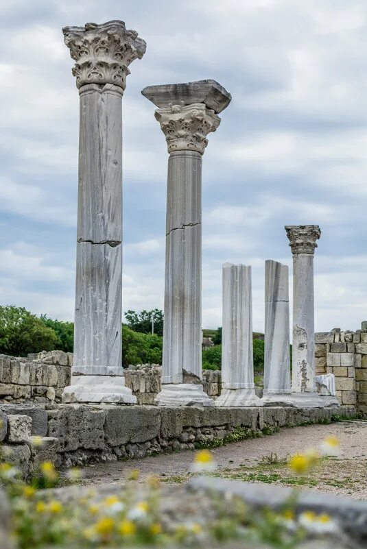 херсонес колонны. древние колонны в хабаровске. древняя колонна. необычные колонны. колонны херсонес колонны.