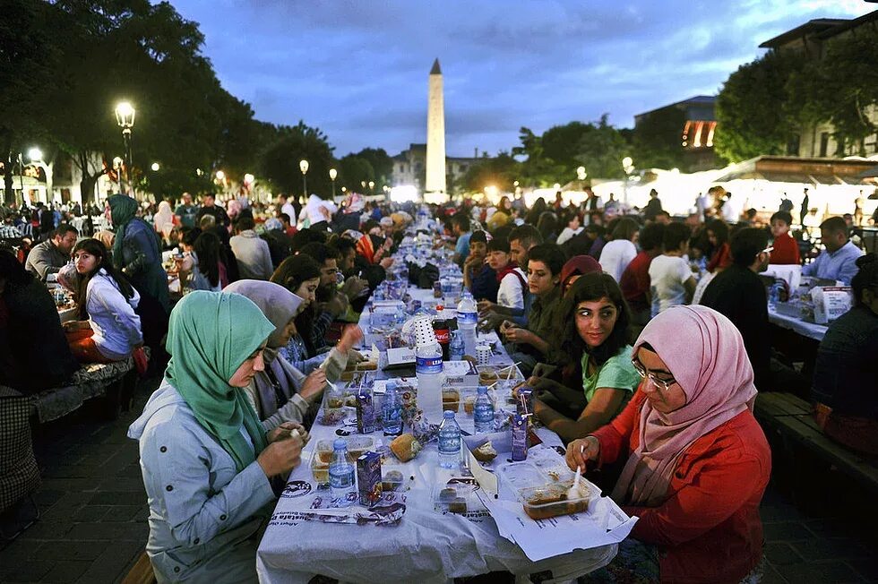 Что держат мусульмане в месяц рамадан. Ифтар в Турции. Рамазан байрам в Турции. Мусульманский праздник разговения «Ураза-байрам». Разговение в Рамадан Турция.