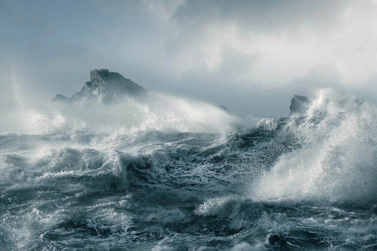 Тихие волны песня. Атлантический океан шторм. Дэвид Бейкер фотограф. Волны Тихого океана в шторм. Океан волны.