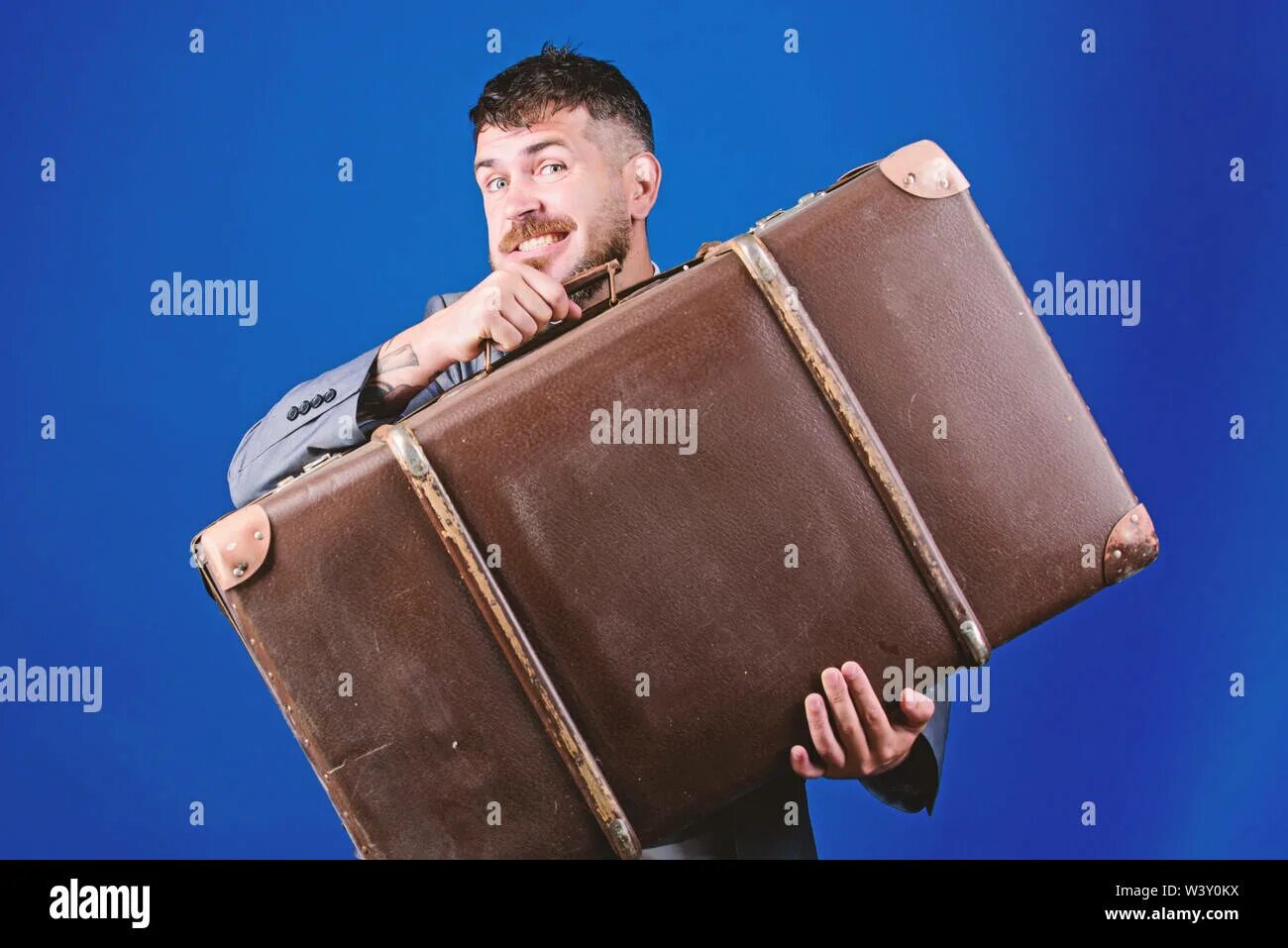 Мальчик с чемоданом. Мужик с большими чемоданами. Heavy suitcases. Heavy suitcases. Carry heavy bags.