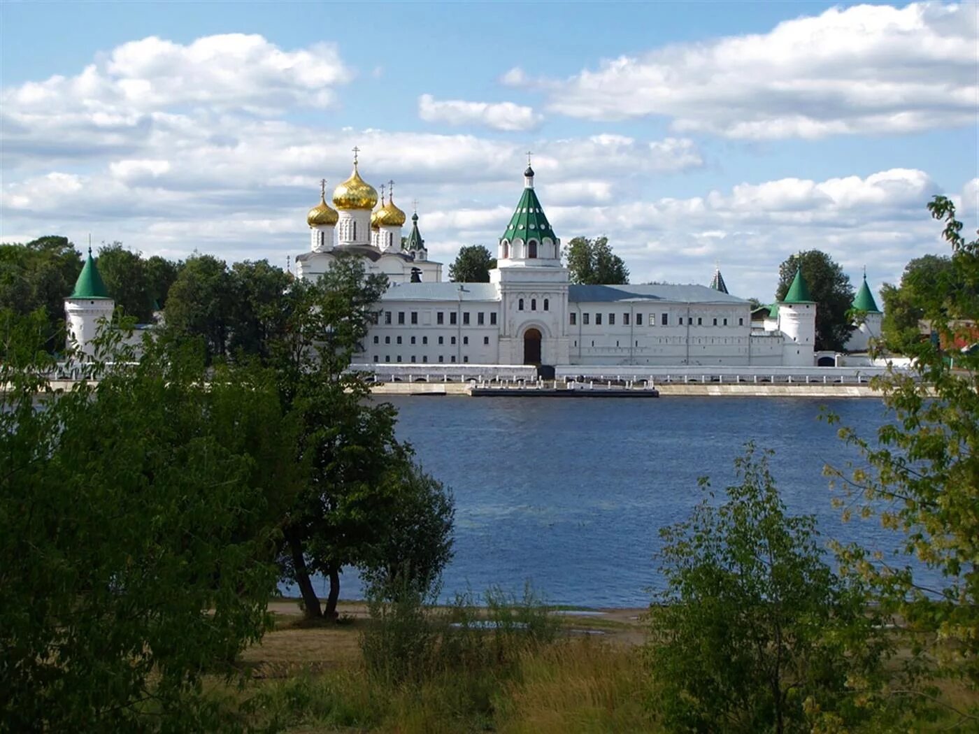 Ипатьевский монастырь Кострома. Ипатьевский монастырь Кострома панорама. Свято-Троицкий Ипатьевский монастырь в Костроме. Золотое кольцо России Кострома Ипатьевский монастырь. Ипатьевский монастырь сайт