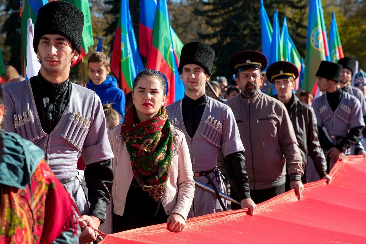 Жители Карачаево Черкесии. Карачаево-Черкесская Республика народ. Карачаево-Черкесская Республика люди. Карачаево-Черкесия Черкесск. Какой в черкесске год