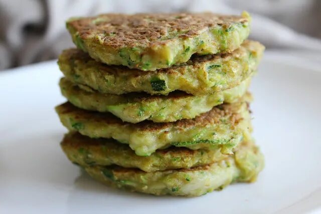 Оладьи из цукини с сыром. Овсяные оладьи с кабачками. Овсяные оладьи с кабачками. Оладьи из цукини на сковороде. Оладьи из кабачков.
