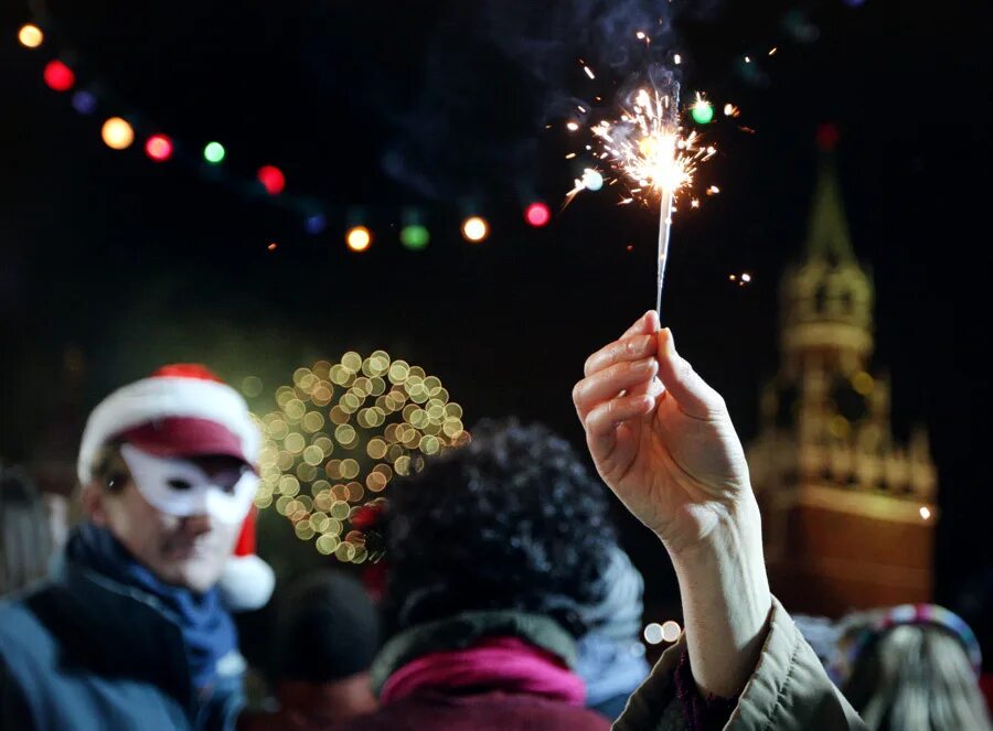 Нельзя празднуют новый год. Люди отмечают новый год. Новый год в России. Новый год отмечание. Новый год в России люди.