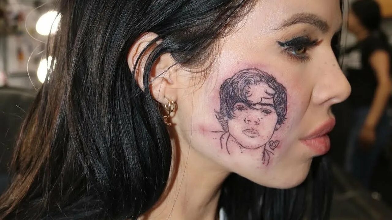 Татуировки на лице у девушек. Женщины с татуировками на лице. Тату на лице девушки.