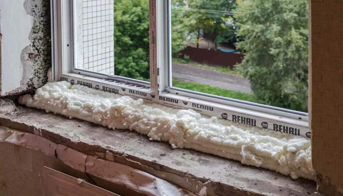Как правильно установить пластиковый подоконник. Подоконник под пластиковое окно. старый пластиковый подоконник. паз под подоконник. монтаж пластикового подоконника.