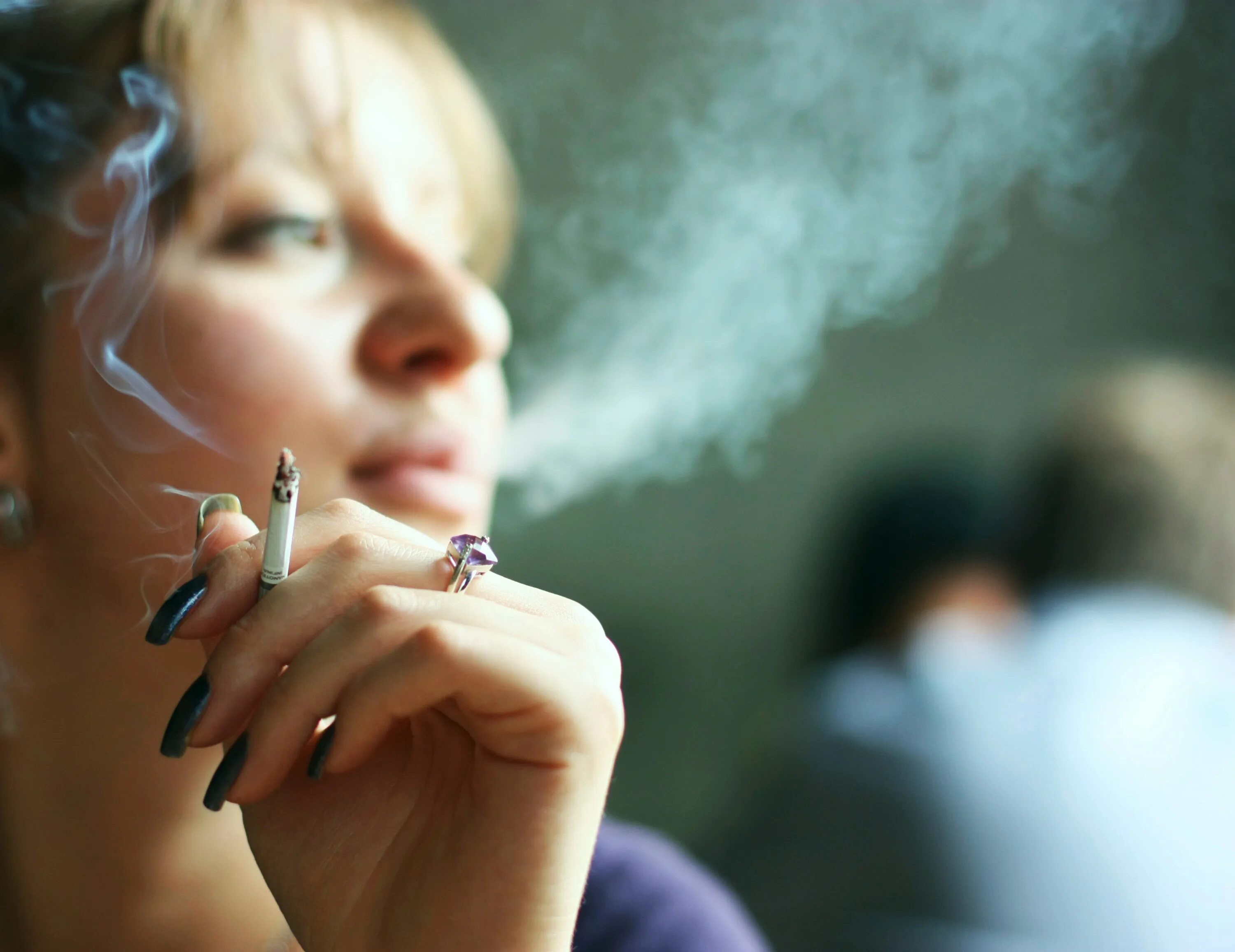 Женщина курит. Женщина с сигаретой. Женское курение. Красивые женщины курят.