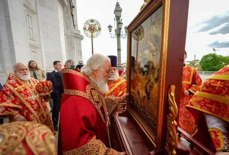 В храм христа спасителя привезли икону
