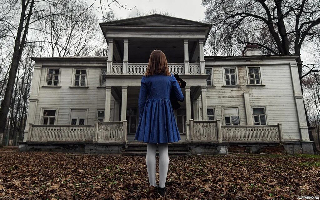 Девушка на обрыве. Портрет на природе. Девушка идет по мосту. Девочка в зеркале. Девушка возле воды со спины.