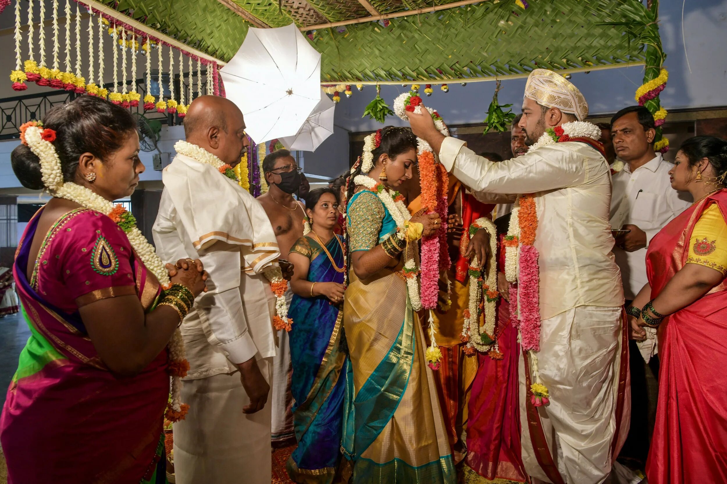 Бангалор Индия люди. Такая свадьба Индия. Бангалор Индия прислуга. Индия свадьба плачет.