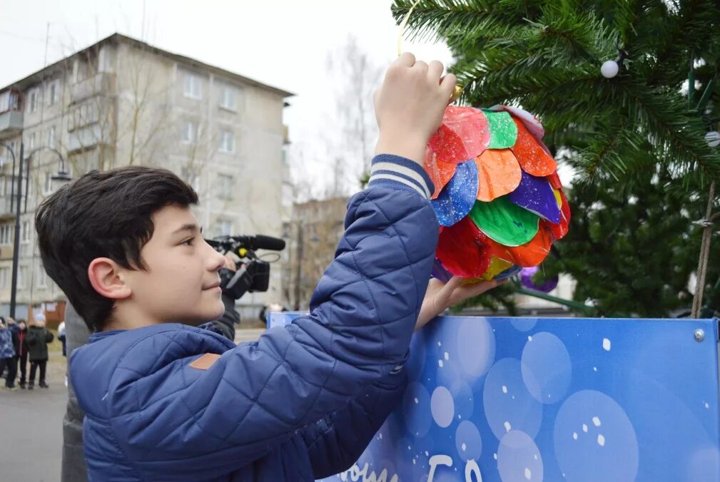 Дети украсили елку. Дети наряжают елку на улице. Дети украшают елочку на улице. Дети украшают елку на улице. КАРТИНКАДЕТИ наряжают ёлочку на улице.