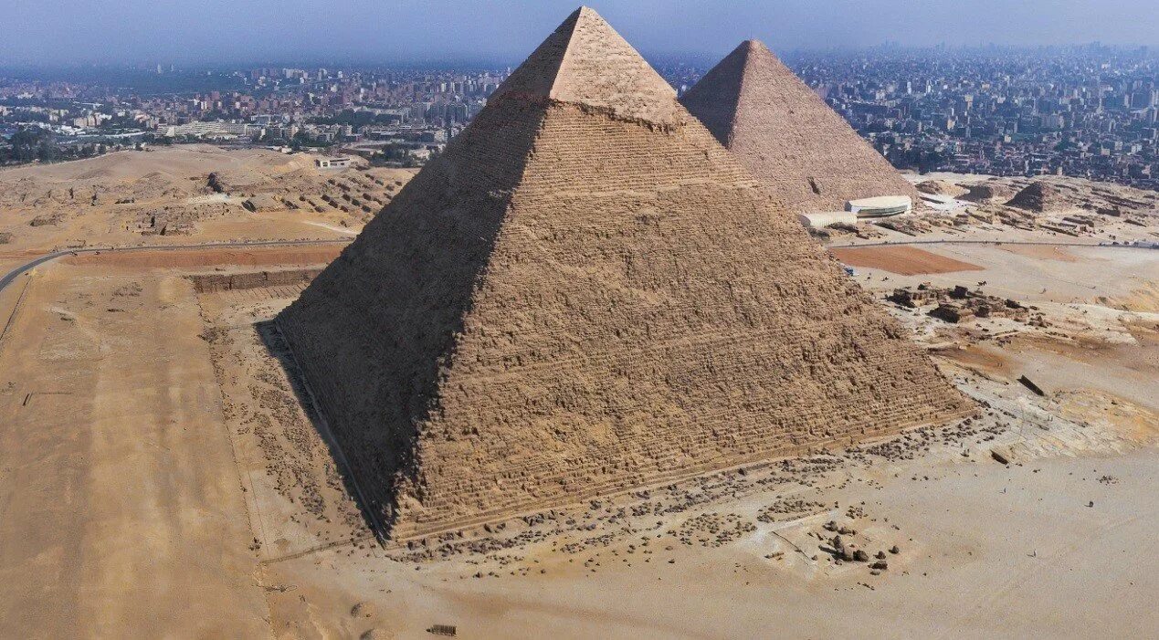 В какой стране находятся пирамиды. Пирамида Хефрена. Пирамида Хефрена в Египте. Пирамиды в Гизе пирамида Хеопса. Пирамиды Гизы Хеопса Хефрена Микерина.