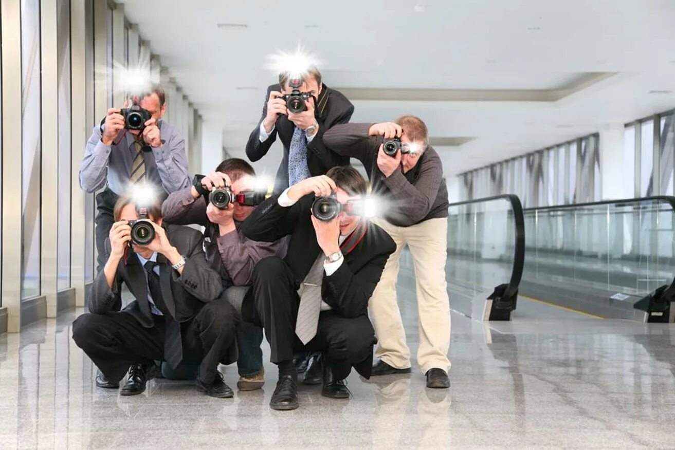 Толпа фотографов. Папарацци. Много людей фотографируют. Журналист фотограф.