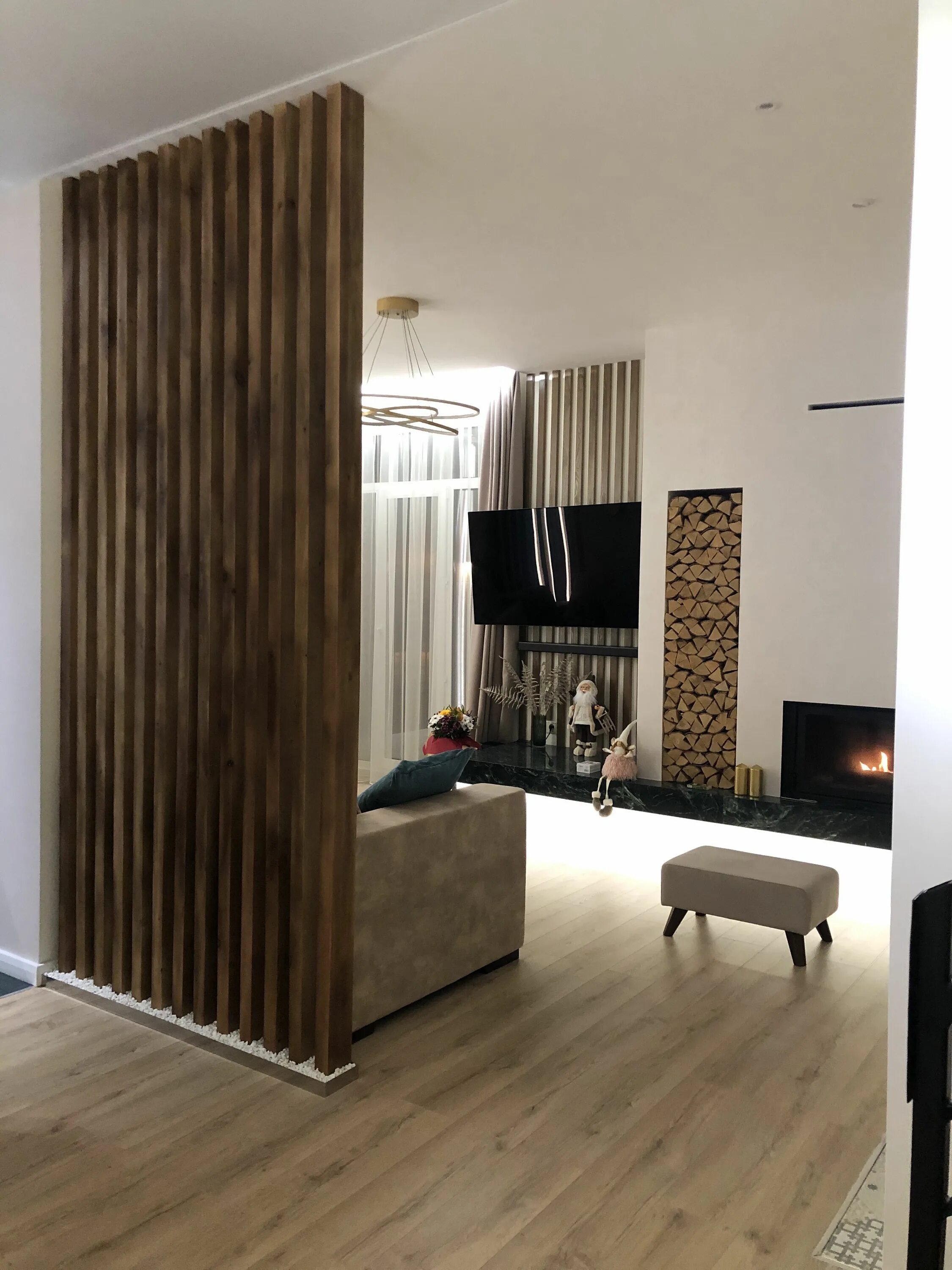 реечная перегородка с поворотным механизмом sofia 37. реечная перегородка, 100х50х2500мм. перегородка для зонирования комнаты из дерева. реечные перегородки для зонирования своими руками. стена из деревянных брусков.