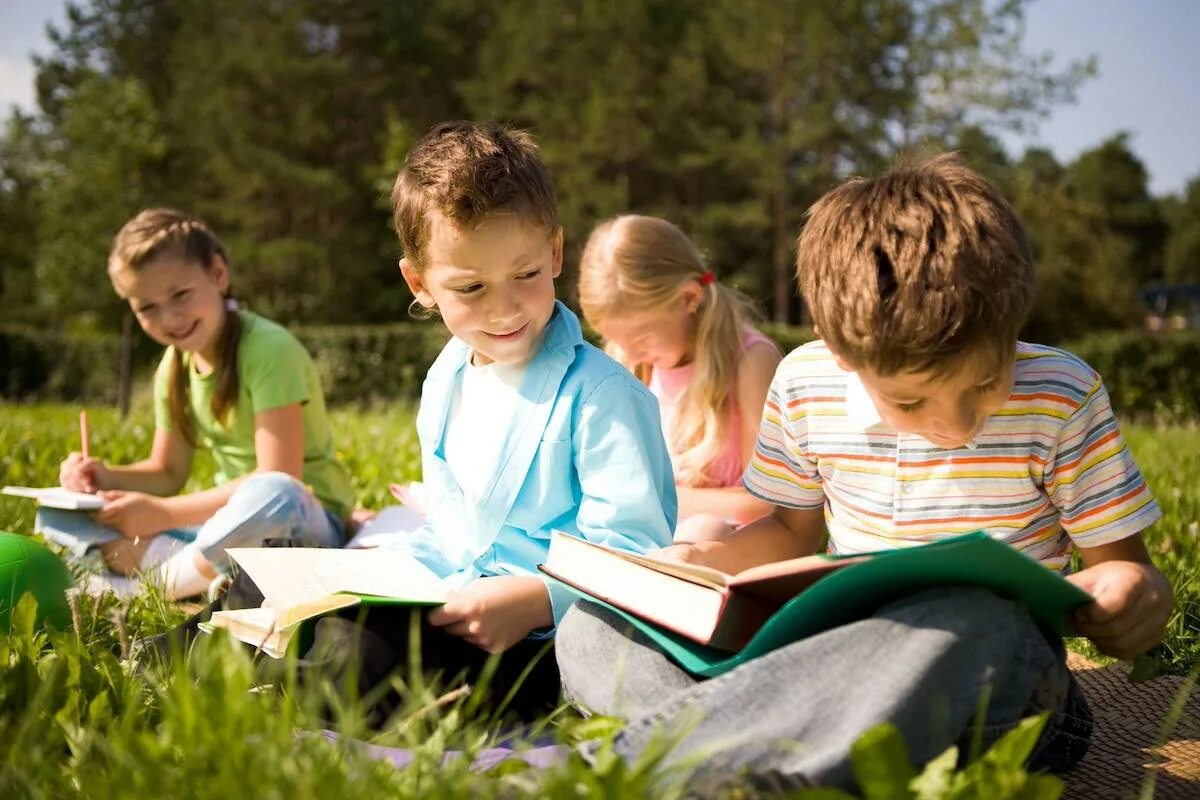Воспитание и обучение проводится. Дети и природа. Школьники на природе. Лето дети. Чтение на природе.