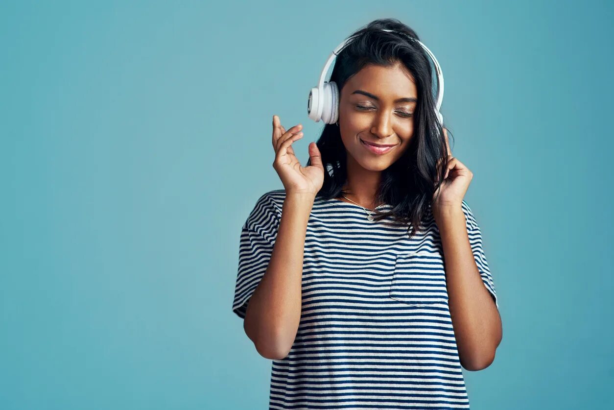 She listen to the radio. Человек слушает музыку. Наушники эмоции. Женщина слушает. Человек слушает музыку картинки.